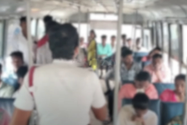  Traffic Police SI issued a warning to the students boarding the college bus in Tiruppathur 