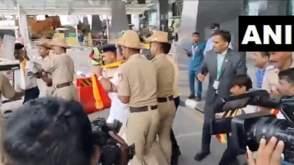 In the Karnataka bandh protest, the protestors suddenly tried to enter the airport and there was a commotion 
