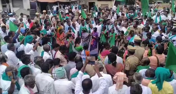 Delta farmers protest to release cauvery water and give relief fund 