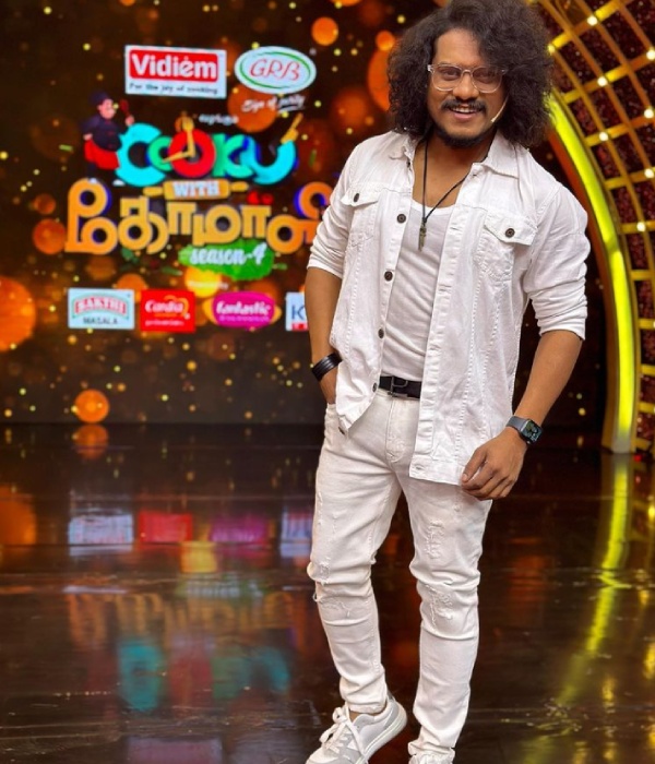 Cook With Comali Pugazh wifes Pregnancy Photo Shoot wedding day wishes