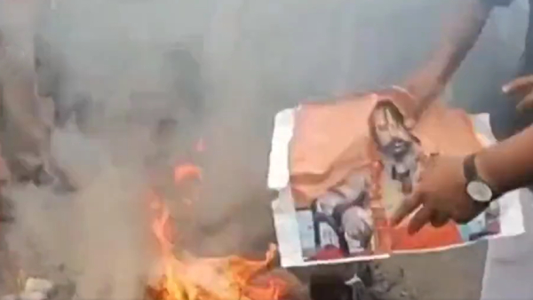  DMK fired effigy of Ayodhya priest who announced price for Udhayanidhi stalin head