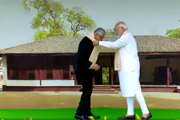 World leaders participate in the G20 summit paid their respects at the Mahatma Gandhi Memorial 