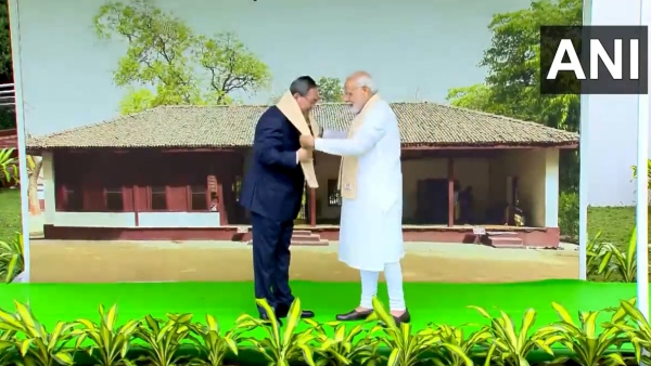 World leaders participate in the G20 summit paid their respects at the Mahatma Gandhi Memorial 