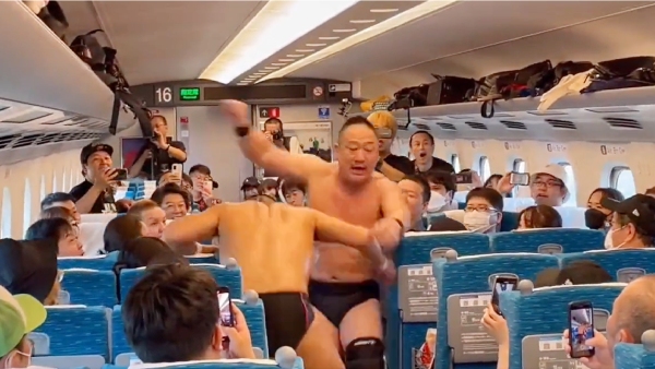 Passengers stunned to see WWE-Style Match In Japan Bullet Train