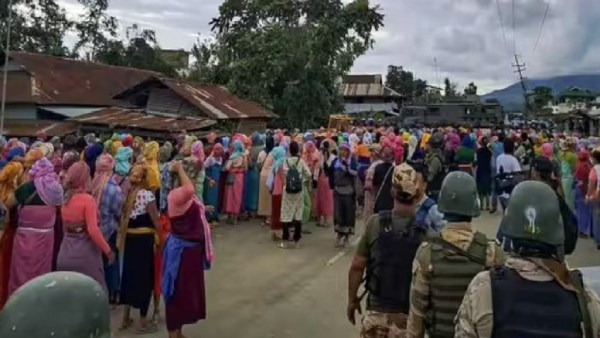 manipur protesters defy curfew: more than 25 hurt by rubber bullet firing manipur protesters defy curfew: more than 25 hurt by rubber bullet firing