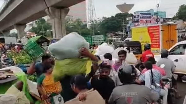 Heavy traffic in Koyambedu ahead of Vinayagar Chathurthi Heavy traffic in Koyambedu ahead of Vinayagar Chathurthi