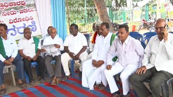 Cauvery Verdict: Mandya farmers protest releasing of Cauvery to Tamilnadu 