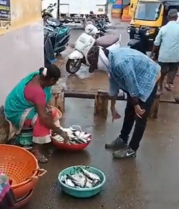 Karnataka Man who return from dubai Surprises His Mother By Turning Customer at fish market 