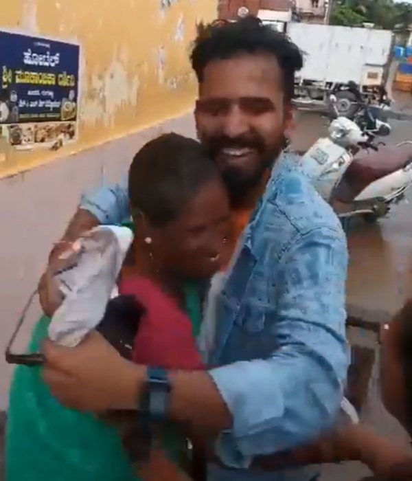 Karnataka Man who return from dubai Surprises His Mother By Turning Customer at fish market 