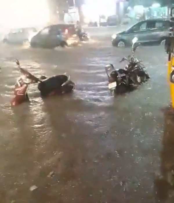 the road in Tambaram Selaiyur was flooded due to rain: see the Video footage the road in Tambaram Selaiyur was flooded due to rain: see the Video footage