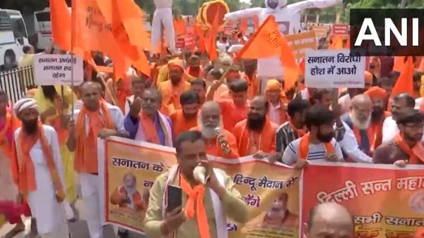 Sanatan Mahamandal saints Protest against Udhayanidhi Stalin in Delhi Sanatan Mahamandal saints Protest against Udhayanidhi Stalin in Delhi