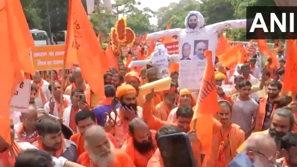 Sanatan Mahamandal saints Protest against Udhayanidhi Stalin in Delhi Sanatan Mahamandal saints Protest against Udhayanidhi Stalin in Delhi