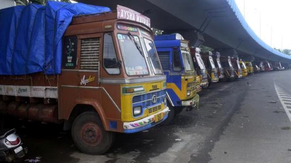 Cauvery Row: Tamil Nadu government bus and lorry stopped in Hosur due to Bangalore bandh 