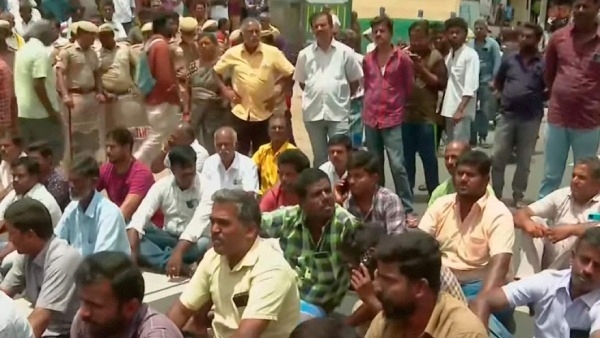 4 members of the same family hacked to death Relatives blocks road demand arrest the culprits 