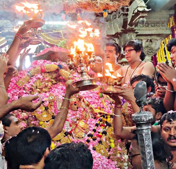 Tiruchendur Aavani Tiruvizha Sivappu sathi Kolam Shanmugar veethi ula 