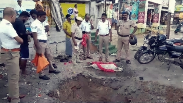  A dog that had been helping the traffic police for four years died in Tirupur 