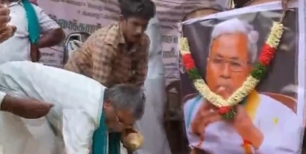 Tamil Nadu Farmers stage protest demanding release of Cauvery water 