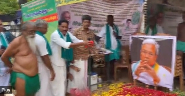 Tamil Nadu Farmers stage protest demanding release of Cauvery water 