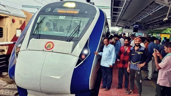 Prime Minister Narendra Modi will inaugurate the Tirunelveli-Chennai Vande Bharat train today through a video presentation. Although this train ticket is a bit expensive, the timing and facilities are excellent. Lets see about the facilities in Tirunelveli Vande Bharat train.