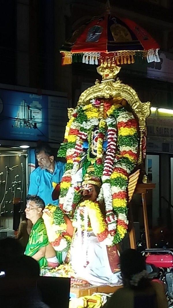 Thousands of Devotees Darshan Madurai Kudalazhakar Perumal Temple Five Garuda Seva 