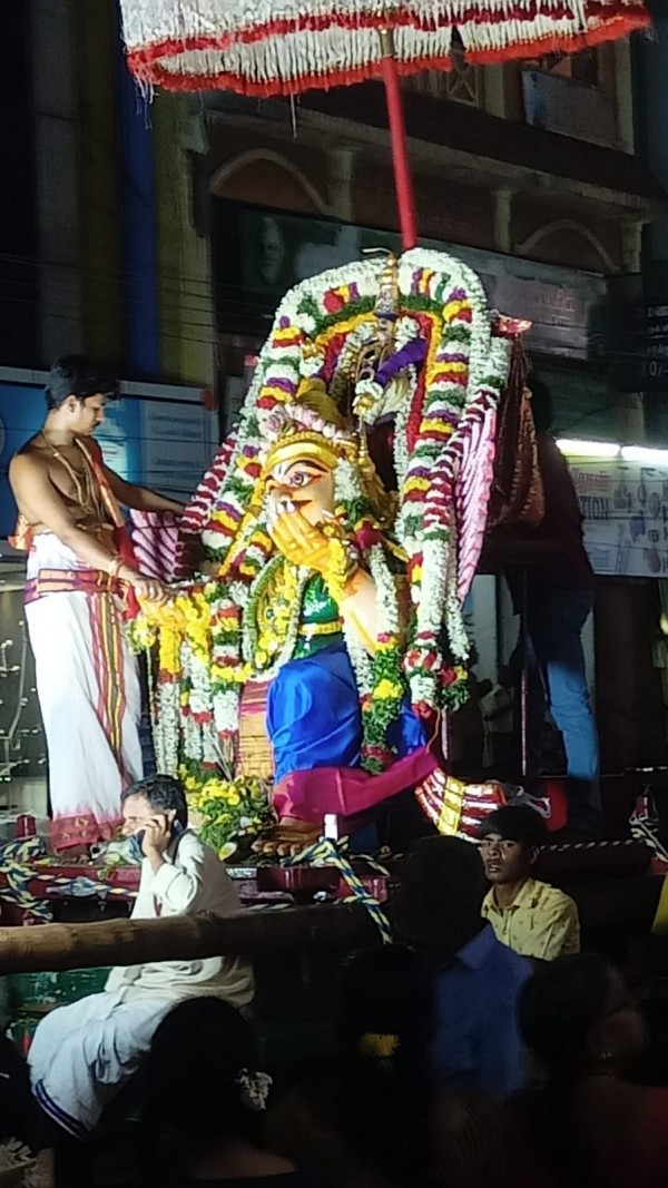 Thousands of Devotees Darshan Madurai Kudalazhakar Perumal Temple Five Garuda Seva 