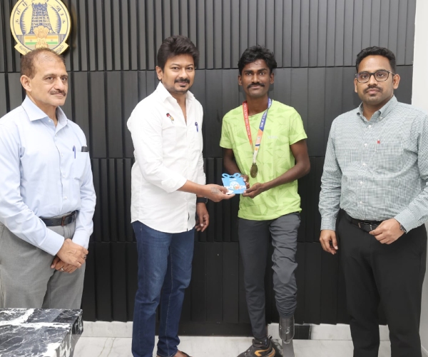  Minister Udhayanidhi spent 15 lakhs and bought prosthetic legs for two disabled athletes