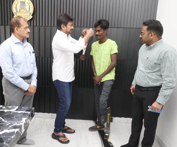  Minister Udhayanidhi spent 15 lakhs and bought prosthetic legs for two disabled athletes