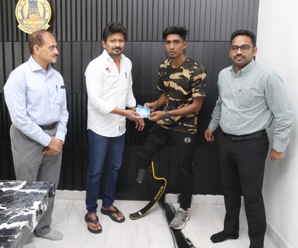  Minister Udhayanidhi spent 15 lakhs and bought prosthetic legs for two disabled athletes