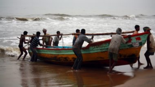 Sri Lankan pirates attack Tamil fishermen while Fishing in sea, Robbery in knife point 