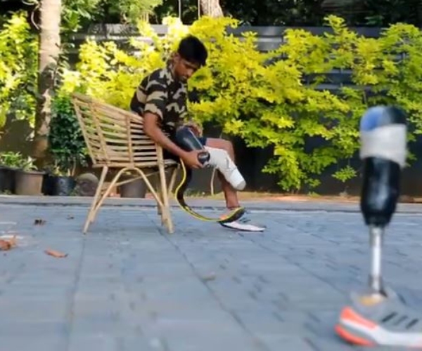  Minister Udhayanidhi spent 15 lakhs and bought prosthetic legs for two disabled athletes