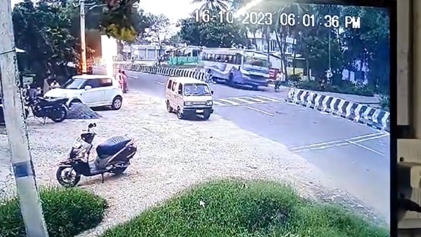 நாமக்கல்: நாமக்கல் மாவட்டம் வெப்பட்டை அருகே சைக்களில் வந்தவர் திடீரென குறுக்கே புகுந்த நிலையில், அந்த நேரத்தில் சமயோஜிதமாக செயல்பட்டு பக்கத்து ரோட்டில் வாகனத்தை திருப்பிய ஓட்டுநர், சைக்களில் சென்றவரை காப்பாற்றினார். இது தொடர்பான சிசிடிவி வீடியோ வெளியாகி உள்ளது. சாலை விபத்துகளுக்கு முக்கியமான காரணமே விதிகளை மீறுவது தான். சிலர் சைடு பார்க்காமல் வாகனத்தை இயக்குவது பேராபத்தில் முடிகிறது. அதேநேரம் சிலர் குறுக்கே வந்த நபரை காப்பாற்றுவதற்காக வாகனத்தை திசைமாற்றி திருப்பும் போது, விபத்தில் இறக்க வேண்டிய நபருக்கு பதிலாக ஏராளமானோர் இறந்துவிடும் சம்பவங்கள் நடக்கின்றன. இதேபோல் இருசக்கர வாகனத்தில் செல்வோர் சைடுபார்க்காமல் வாகனத்தை சட்டென திருப்பி சிக்னலில் வளைந்து செல்வதும் அதிகரித்துள்ளது. அதுவும் பெரிய விபத்துகளுக்கு காரணமாக உள்ளது. இதே போல் கார், பஸ், லாரி உள்ளிட்ட வாகனங்கள் இருசக்கர வாகன ஓட்டிகளை சட்டென முந்தி செல்லும் போதும் அதிகமானவிபத்துக்கள் நடக்கின்றன. இதேபோல் இருசக்கர வாகன ஓட்டிகள், கார், பஸ், லாரி உள்ளிட்ட வாகனங்களை முந்தி செல்லும் போதும் விபத்துகள் ஏற்படுகிறது. இந்நிலையில் நாமக்கல் மாவட்டம் வெப்படை அருகே அரசு பேருந்து ஓட்டுநரின் திறமையான செயல்பாட்டால் நூலிழையில் உயிர் தப்பிய இருக்கிறார். அந்த பேருந்து ஓட்டுநருக்கு வாழ்த்துக்கள் வருகிறது. நாமக்கல் மாவட்டம் வெப்பட்டை அருகே நேற்று மாலை 6 மணிஅளவில் சைக்கிளில் வந்தவர் திடீரென குறுக்கே புகுந்த நிலையில், அந்த நேரத்தில் சமயோஜிதமாக செயல்பட்டு பக்கத்து ரோட்டில் வாகனத்தை திருப்பிய ஓட்டுநர், சைக்களில் சென்றவரை காப்பாற்றினார். இது தொடர்பான சிசிடிவி வீடியோ வெளியாகி உள்ளது. அந்த வீடியோவை பார்த்த பலர், சைக்களில் வந்தவரை காப்பாற்றியதை பாராட்டினாலும், அந்த நேரத்தில் பேருந்து அல்லது வேறு ஏதேனும் வாகனங்கள் வந்திருந்தால் மிகப்பெரிய விபத்து ஏற்பட்டிருக்கும் என்று எச்சரித்துள்ளனர். இது தொடர்பான நெட்டிசன் ஒருவர் கூறுகையில், ஓட்டுநரின் சமயோகிதமான செயல்பாடு காரணமாக, தவறாக வந்த சைக்கிள் ஓட்டுநர் அதிசயமாக தப்பி உள்ளார். உண்மையில், இது மிகவும் பாராட்டப்பட்ட ஓட்டுநரின் சூப்பரான முடிவு என்றார். நாமக்கல்: நாமக்கல் மாவட்டம் வெப்பட்டை அருகே சைக்களில் வந்தவர் திடீரென குறுக்கே புகுந்த நிலையில், அந்த நேரத்தில் சமயோஜிதமாக செயல்பட்டு பக்கத்து ரோட்டில் வாகனத்தை திருப்பிய ஓட்டுநர், சைக்களில் சென்றவரை காப்பாற்றினார். இது தொடர்பான சிசிடிவி வீடியோ வெளியாகி உள்ளது. சாலை விபத்துகளுக்கு முக்கியமான காரணமே விதிகளை மீறுவது தான். சிலர் சைடு பார்க்காமல் வாகனத்தை இயக்குவது பேராபத்தில் முடிகிறது. அதேநேரம் சிலர் குறுக்கே வந்த நபரை காப்பாற்றுவதற்காக வாகனத்தை திசைமாற்றி திருப்பும் போது, விபத்தில் இறக்க வேண்டிய நபருக்கு பதிலாக ஏராளமானோர் இறந்துவிடும் சம்பவங்கள் நடக்கின்றன. இதேபோல் இருசக்கர வாகனத்தில் செல்வோர் சைடுபார்க்காமல் வாகனத்தை சட்டென திருப்பி சிக்னலில் வளைந்து செல்வதும் அதிகரித்துள்ளது. அதுவும் பெரிய விபத்துகளுக்கு காரணமாக உள்ளது. இதே போல் கார், பஸ், லாரி உள்ளிட்ட வாகனங்கள் இருசக்கர வாகன ஓட்டிகளை சட்டென முந்தி செல்லும் போதும் அதிகமானவிபத்துக்கள் நடக்கின்றன. இதேபோல் இருசக்கர வாகன ஓட்டிகள், கார், பஸ், லாரி உள்ளிட்ட வாகனங்களை முந்தி செல்லும் போதும் விபத்துகள் ஏற்படுகிறது. இந்நிலையில் நாமக்கல் மாவட்டம் வெப்படை அருகே அரசு பேருந்து ஓட்டுநரின் திறமையான செயல்பாட்டால் நூலிழையில் உயிர் தப்பிய இருக்கிறார். அந்த பேருந்து ஓட்டுநருக்கு வாழ்த்துக்கள் வருகிறது. நாமக்கல் மாவட்டம் வெப்பட்டை அருகே நேற்று மாலை 6 மணிஅளவில் சைக்கிளில் வந்தவர் திடீரென குறுக்கே புகுந்த நிலையில், அந்த நேரத்தில் சமயோஜிதமாக செயல்பட்டு பக்கத்து ரோட்டில் வாகனத்தை திருப்பிய ஓட்டுநர், சைக்களில் சென்றவரை காப்பாற்றினார். இது தொடர்பான சிசிடிவி வீடியோ வெளியாகி உள்ளது. அந்த வீடியோவை பார்த்த பலர், சைக்களில் வந்தவரை காப்பாற்றியதை பாராட்டினாலும், அந்த நேரத்தில் பேருந்து அல்லது வேறு ஏதேனும் வாகனங்கள் வந்திருந்தால் மிகப்பெரிய விபத்து ஏற்பட்டிருக்கும் என்று எச்சரித்துள்ளனர். இது தொடர்பான நெட்டிசன் ஒருவர் கூறுகையில், ஓட்டுநரின் சமயோகிதமான செயல்பாடு காரணமாக, தவறாக வந்த சைக்கிள் ஓட்டுநர் அதிசயமாக தப்பி உள்ளார். உண்மையில், இது மிகவும் பாராட்டப்பட்ட ஓட்டுநரின் சூப்பரான முடிவு என்றார்.