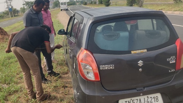 Watch the comedy where the police, who were seriously checking the car in Karur Watch the comedy where the police, who were seriously checking the car in Karur