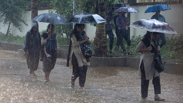 Rain throughout the night at various places in Chennai 