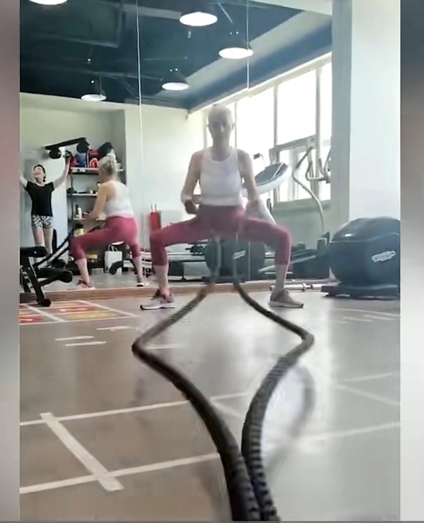 Meet The 78-year-old Woman Now Called Most Beautiful Yoga Grandma in china 