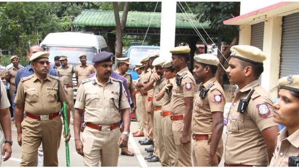  Coimbatore Police Commissioner Balakrishnan presented uniformed cameras to the policemen taking prisoners 