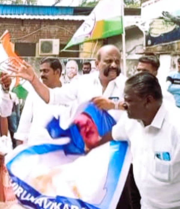 Congress former executive supporters protest against Trichy Parliamentary Constituency Member Thirunavukkarasar