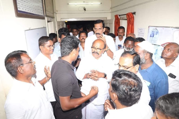 ADMK it wing executive arrested in pollachi: admk leaders besieged police station 