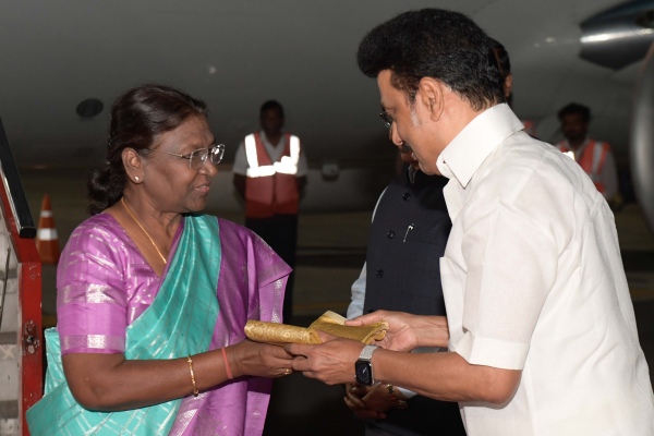 President droupadi murmu reaches chennai: Governor ravi, cm stalin welcomes her in airport President droupadi murmu reaches chennai: Governor ravi, cm stalin welcomes her in airport