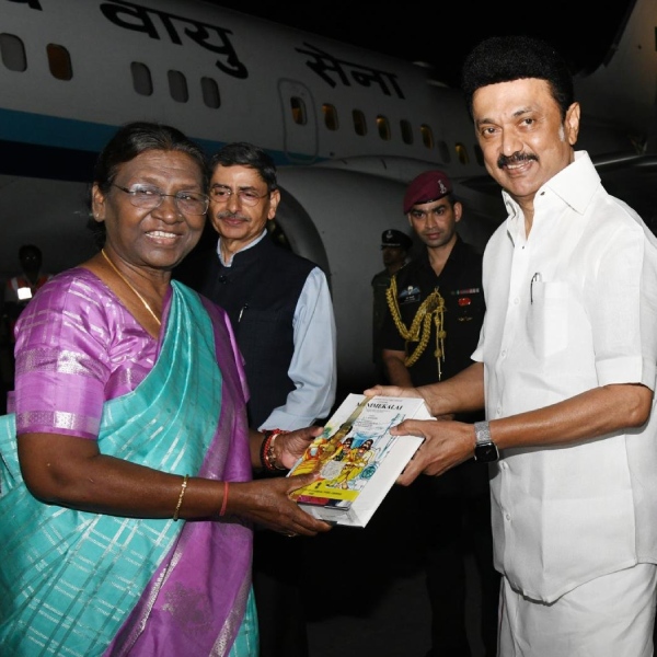 President droupadi murmu reaches chennai: Governor ravi, cm stalin welcomes her in airport President droupadi murmu reaches chennai: Governor ravi, cm stalin welcomes her in airport