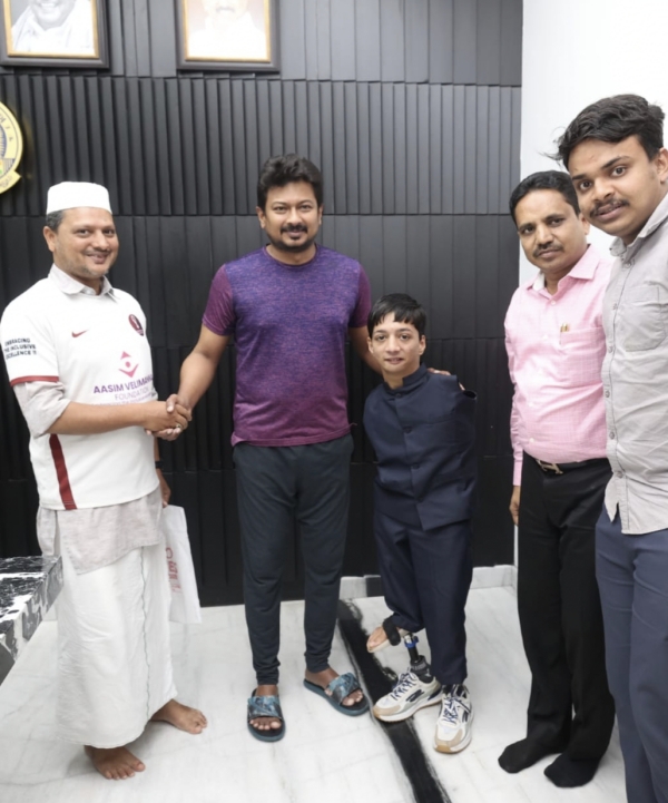 Minister Udhayanidhi Stalin met and encouraged Asim Velimanna 