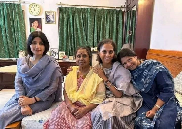 Netizens Share Kanimozhi, Supriya Sule with Rajathi Ammal Pic 