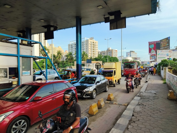  The public has welcomed CM Stalins order to cancel the toll fee at Navalur