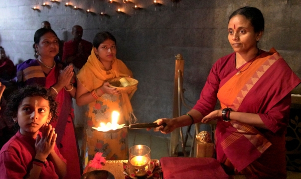 Female priests touch the lingam and worship Sadhguru who made social change silently 