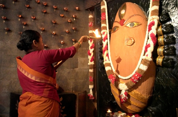 Female priests touch the lingam and worship Sadhguru who made social change silently 