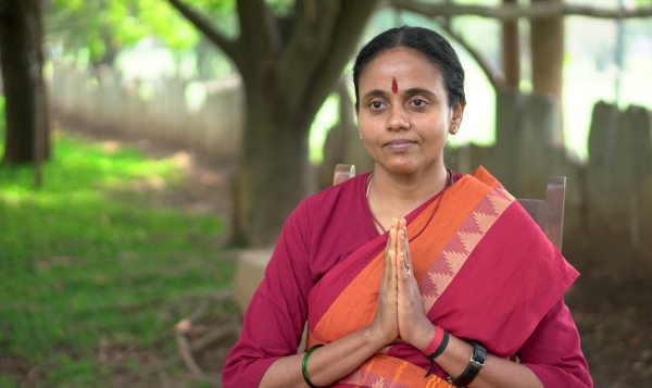 Female priests touch the lingam and worship Sadhguru who made social change silently 