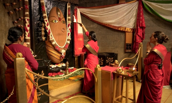 Female priests touch the lingam and worship Sadhguru who made social change silently 