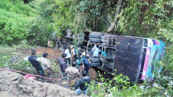 The bodies of those who died in the Coonoor bus overturn accident were cremated in the rain The bodies of those who died in the Coonoor bus overturn accident were cremated in the rain
