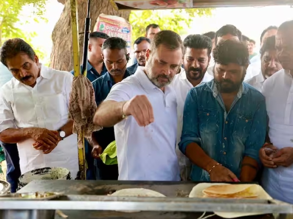 Rahul gandhi made dosa in the middle of his telangana election campaign