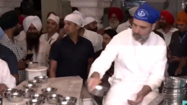  Rahul Gandhi MP offeres Sewa at Golden Punjab Temple