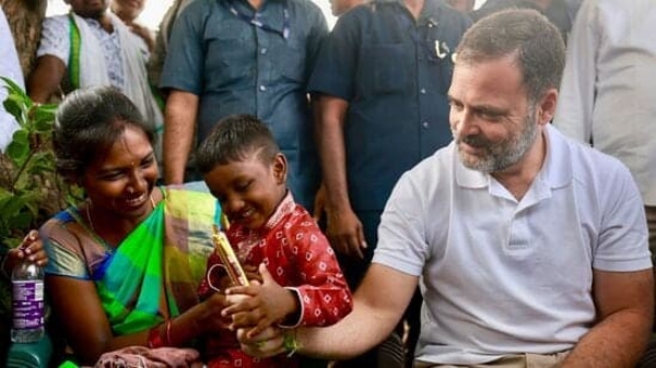 Rahul gandhi made dosa in the middle of his telangana election campaign